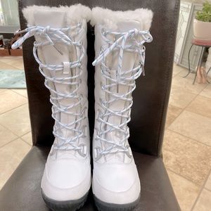 New BearPaw Boots White 6.5